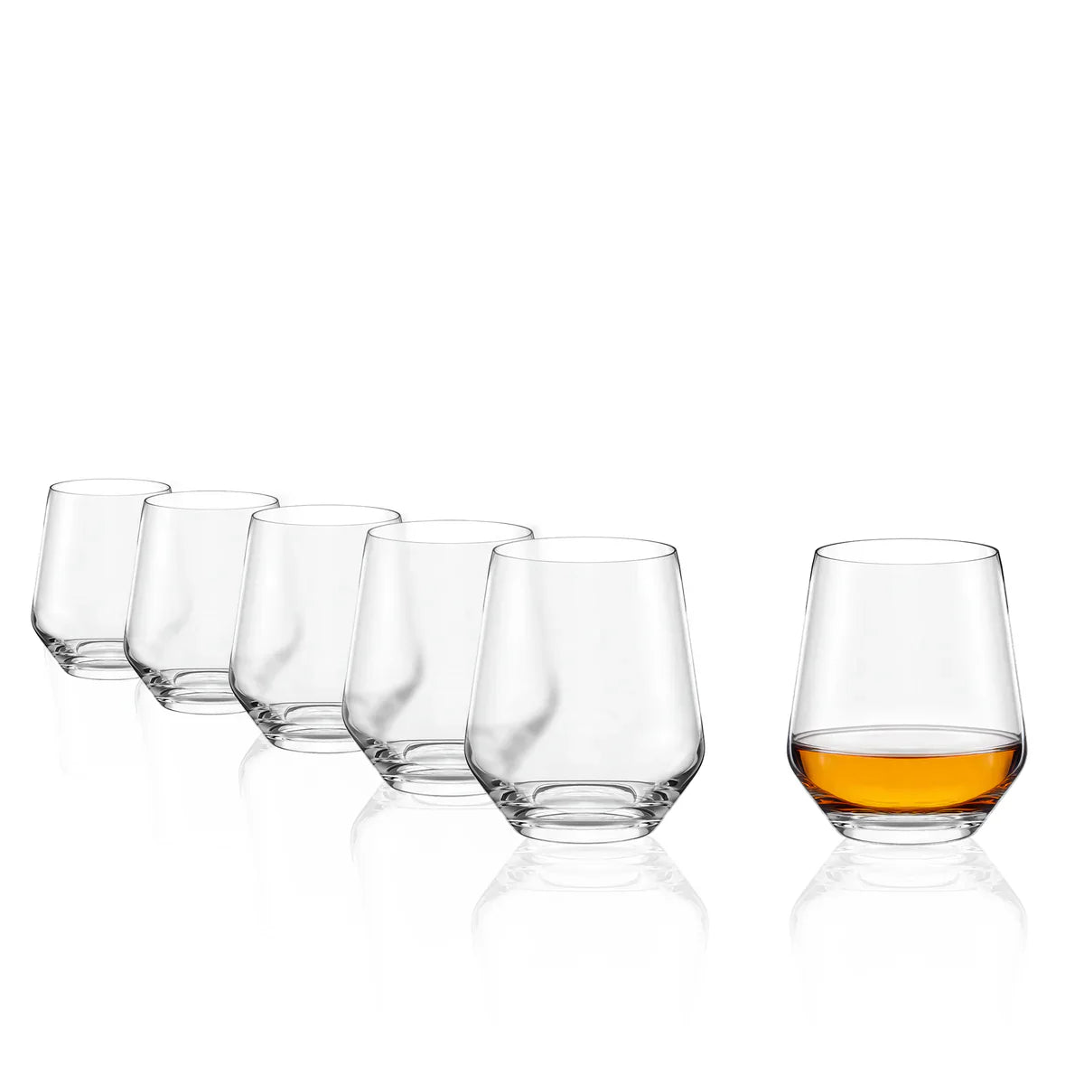 Vaso Whisky Old Fashioned Quatrophil Stolzle con un whisky, destacando su elegancia.
