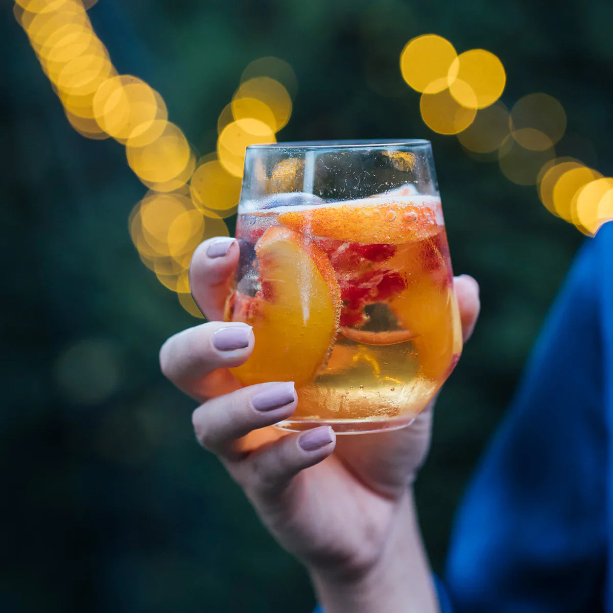 Vaso Whisky Old Fashioned Quatrophil Stolzle con un whisky on the rocks, destacando su elegancia.