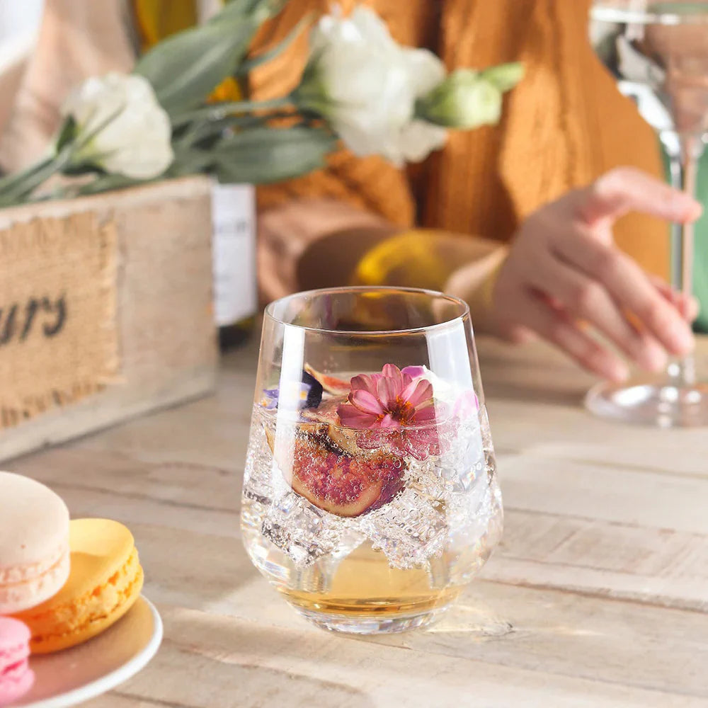 Vaso Whisky Old Fashioned Quatrophil Stolzle con un cocktail on the rocks, destacando su elegancia.