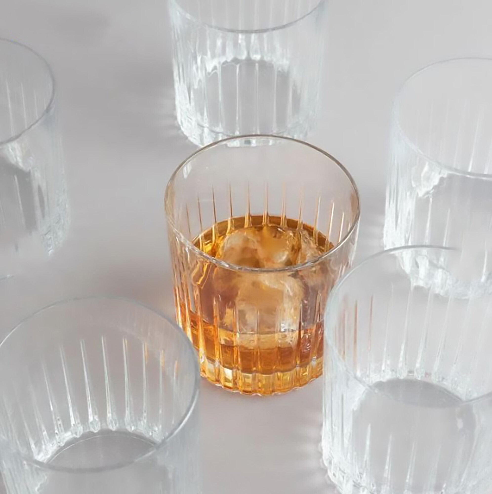 Set de vasos bajos Stage juntos en la mesa